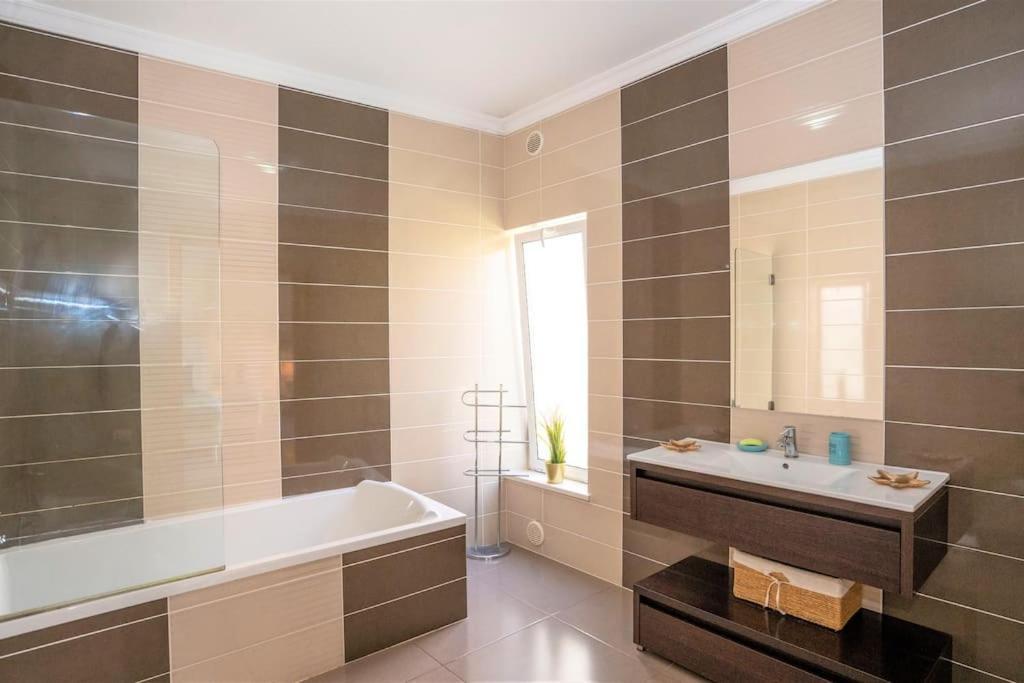 Luxuryvilla With Private Heated Pool And Spa 7P Quarteira Kültér fotó